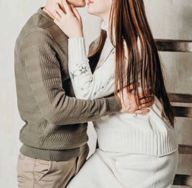 Genç, güzel, çekici, genç bir çift yeni evliler sevgililer gününde şefkatle sarılıyorlar.