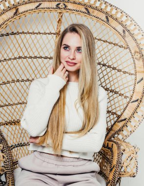 Genç, güzel, çekici, seksi kadın manken portresi yakın plan, uzun, lüks sarı saçlar.