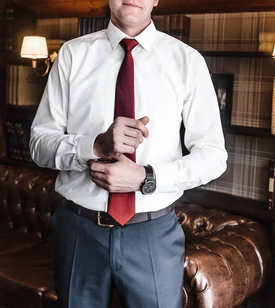 Młody mężczyzna czarny biznes garnitur czerwony krawat biały koszula biznesmen bizneswoman głowa brązowy skóra — Zdjęcie stockowe