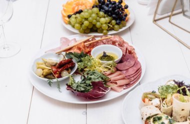 Lezzetli salamlı yemek tepsisi, dilimlenmiş jambon, sosis. Sosis ve pişirilmiş et.