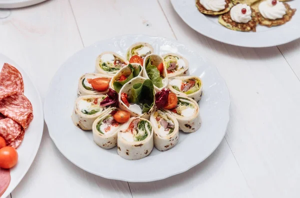 Lezzetli salamlı yemek tepsisi, dilimlenmiş jambon, sosis. Sosis ve pişirilmiş et.