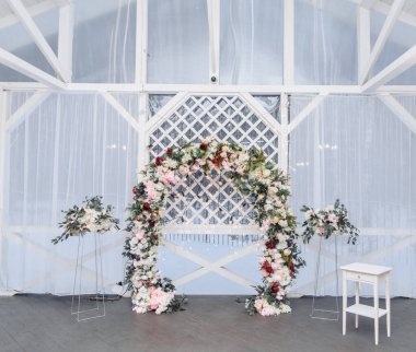 Güzel modern altıgen düğün kemeri taze yeşillikle çağdaş düğün töreni için. 