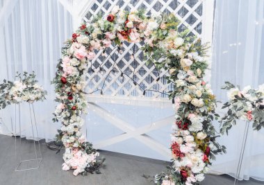 Güzel modern altıgen düğün kemeri taze yeşillikle çağdaş düğün töreni için. 