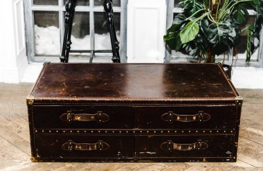 Tasarımcı apartman iç raf dolabı hediyelik eşya şişeleri biblolar ayna masa sandalyesi