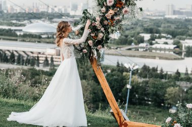 Havadar, beyaz bir gelinlik içinde hoş, genç, narin bir gelin dantelli bir gülücük nazikçe