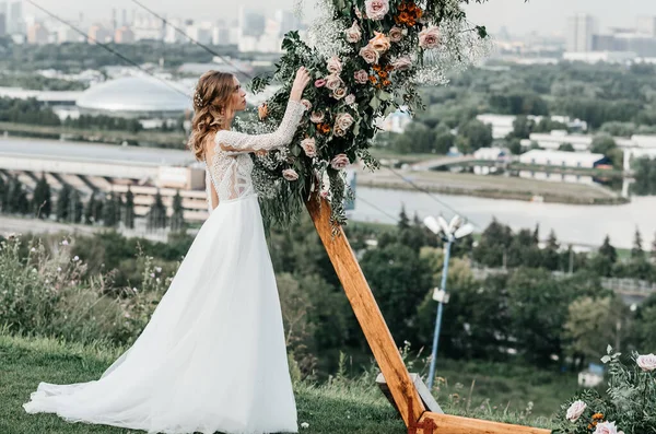 Havadar, beyaz bir gelinlik içinde hoş, genç, narin bir gelin dantelli bir gülücük nazikçe
