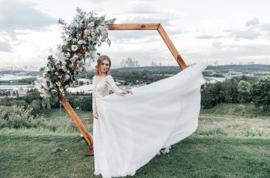 Havadar, beyaz bir gelinlik içinde hoş, genç, narin bir gelin dantelli bir gülücük nazikçe