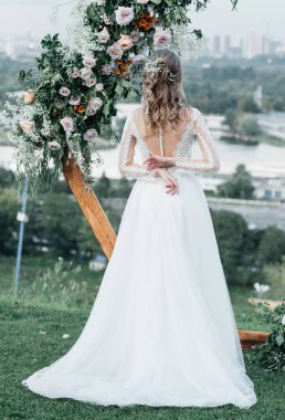 Havadar, beyaz bir gelinlik içinde hoş, genç, narin bir gelin dantelli bir gülücük nazikçe