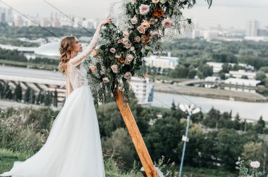 Havadar, beyaz bir gelinlik içinde hoş, genç, narin bir gelin dantelli bir gülücük nazikçe