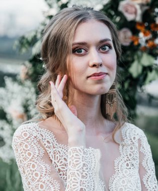 Havadar, beyaz bir gelinlik içinde hoş, genç, narin bir gelin dantelli bir gülücük nazikçe