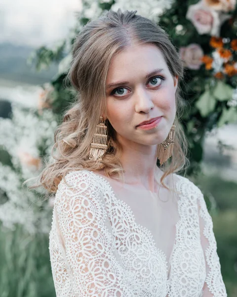 Bella bella giovane sposa snella in un abito da sposa bianco elegante arioso con sorriso di pizzo delicato — Foto Stock