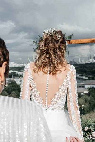 Krásná krásná mladá štíhlá nevěsta ve vzdušné elegantní bílé svatební šaty s krajkou úsměv jemný — Stock fotografie