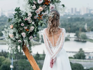 Havadar, beyaz bir gelinlik içinde hoş, genç, narin bir gelin dantelli bir gülücük nazikçe