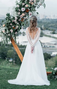 Havadar, beyaz bir gelinlik içinde hoş, genç, narin bir gelin dantelli bir gülücük nazikçe