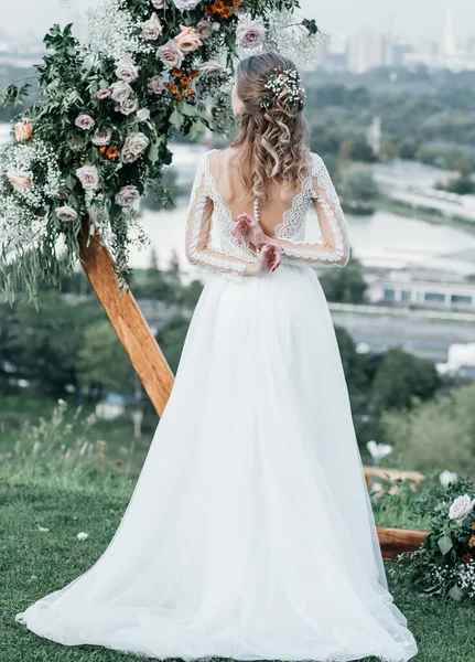 Hermosa hermosa novia delgada joven en un vestido de novia blanco elegante aireado con sonrisa de encaje suave —  Fotos de Stock