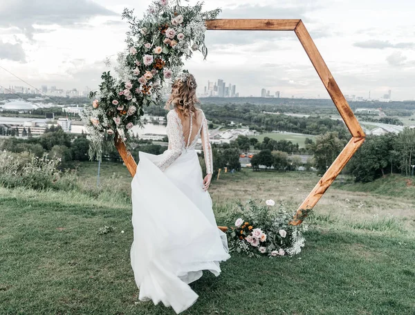 Havadar, beyaz bir gelinlik içinde hoş, genç, narin bir gelin dantelli bir gülücük nazikçe