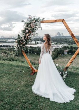 Havadar, beyaz bir gelinlik içinde hoş, genç, narin bir gelin dantelli bir gülücük nazikçe