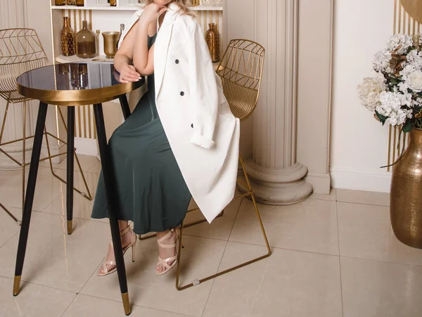 Schöne blonde Frau natürliches Make-up tragen Mode Kleidung lässige Kleiderordnung Bürostil weiß — Stockfoto