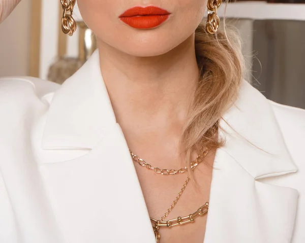 Chica en un vestido blanco con un cuello de diamante.La novia fija la decoración de una joya en el cuello — Foto de Stock