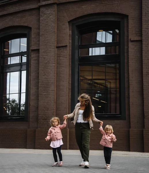 Jovem bela mãe com cabelos longos com crianças no passeio na rua felicidade alegria diversão maternidade — Fotografia de Stock