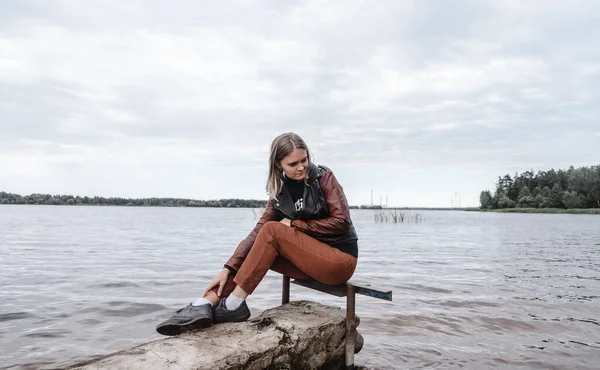Молодая женщина у горизонта реки воды осенний водный объект из водной кожи j — стоковое фото