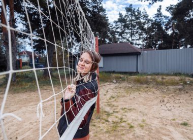 Sabah koşuşturduktan sonra dinlenen genç ve güzel bir bayanın portresi.