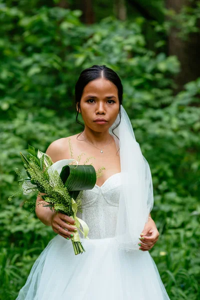 Beyaz elbiseli, güzel Asyalı Vietnamlı gelin.