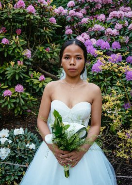 Beyaz elbiseli, güzel Asyalı Vietnamlı gelin.