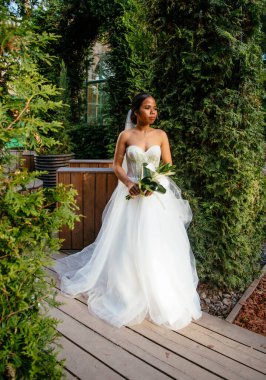 Beyaz elbiseli, güzel Asyalı Vietnamlı gelin.