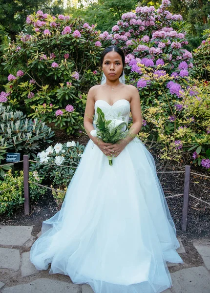 Belle mariée vietnamienne asiatique en robe blanche à l'intérieur — Photo