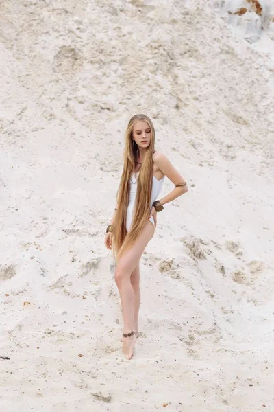 Молода струнка красива струнка сексуальна жінка в білому купальнику на білому піску на пляжі з — стокове фото