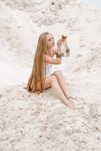 Fiatal karcsú gyönyörű vékony szexi nő fehér fürdőruha testruha fehér homok a strandon — Stock Fotó