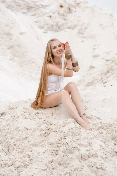 穿着白色泳衣、身材苗条、身材纤细、性感的年轻女子，穿着白色泳衣，躺在沙滩上。 — 图库照片