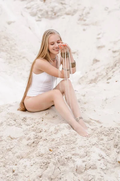 Mladá štíhlá krásná štíhlá sexy žena v bílém plavky bodysuit na bílém písku na pláži s — Stock fotografie