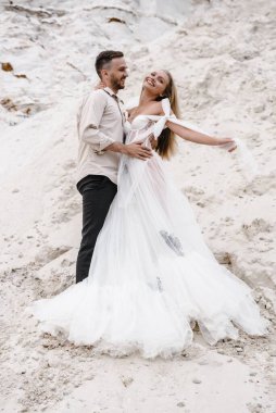 Güzel bir çift gelin ve damat, düğün günü okyanus sahilinde. Mutlu evlilikler.