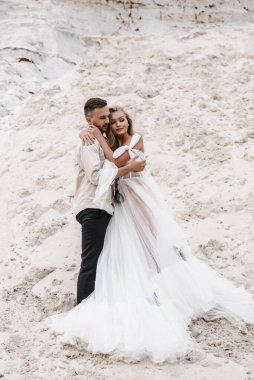 Güzel bir çift gelin ve damat, düğün günü okyanus sahilinde. Mutlu evlilikler.