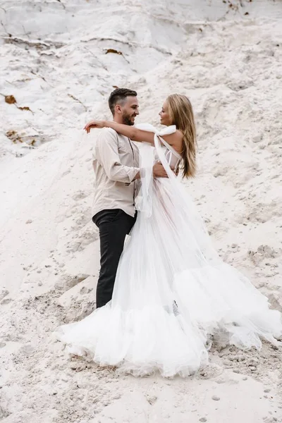 Hermosa boda pareja novia y novio en el día de la boda al aire libre en la playa del océano. Feliz matrimonio. —  Fotos de Stock