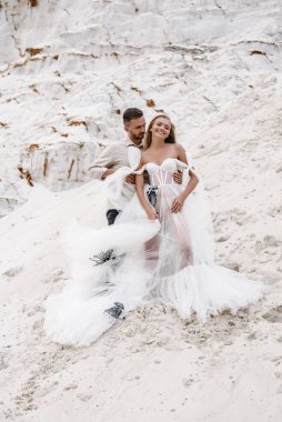 Güzel bir çift gelin ve damat, düğün günü okyanus sahilinde. Mutlu evlilikler.