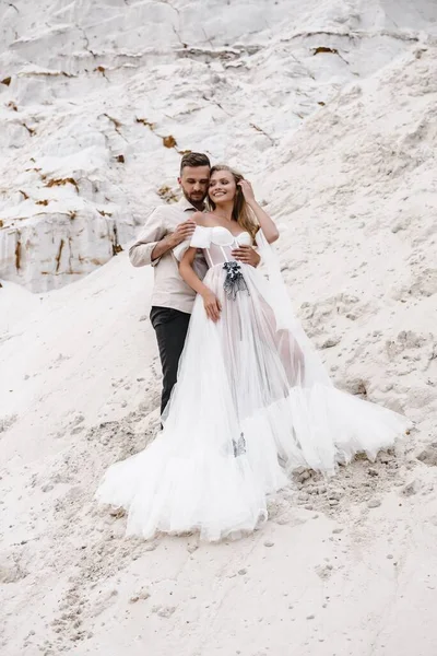 Güzel bir çift gelin ve damat, düğün günü okyanus sahilinde. Mutlu evlilikler.