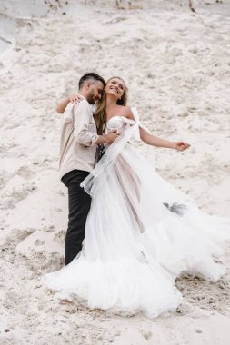 Güzel bir çift gelin ve damat, düğün günü okyanus sahilinde. Mutlu evlilikler.