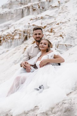 Güzel bir çift gelin ve damat, düğün günü okyanus sahilinde. Mutlu evlilikler.