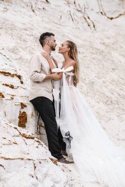 Güzel bir çift gelin ve damat, düğün günü okyanus sahilinde. Mutlu evlilikler.