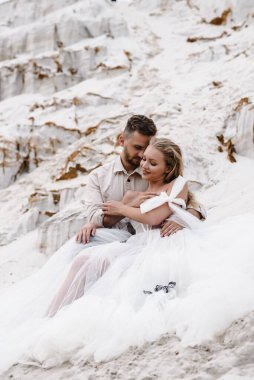 Güzel bir çift gelin ve damat, düğün günü okyanus sahilinde. Mutlu evlilikler.