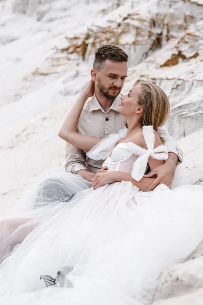 Hermosa boda pareja novia y novio en el día de la boda al aire libre en la playa del océano. Feliz matrimonio. —  Fotos de Stock