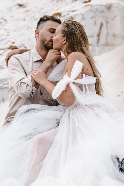 Güzel bir çift gelin ve damat, düğün günü okyanus sahilinde. Mutlu evlilikler.