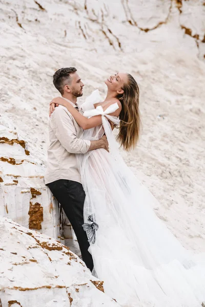 Hermosa boda pareja novia y novio en el día de la boda al aire libre en la playa del océano. Feliz matrimonio. —  Fotos de Stock