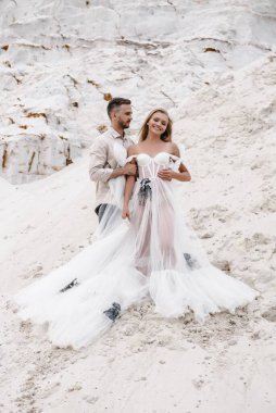 Güzel bir çift gelin ve damat, düğün günü okyanus sahilinde. Mutlu evlilikler.