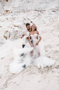 Güzel bir çift gelin ve damat, düğün günü okyanus sahilinde. Mutlu evlilikler.