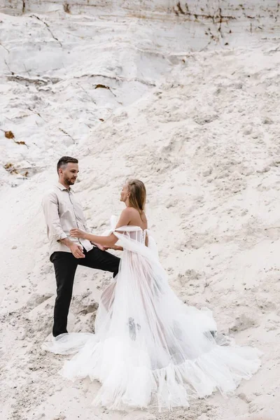 Hermosa boda pareja novia y novio en el día de la boda al aire libre en la playa del océano. Feliz matrimonio. —  Fotos de Stock