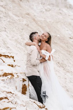 Güzel bir çift gelin ve damat, düğün günü okyanus sahilinde. Mutlu evlilikler.